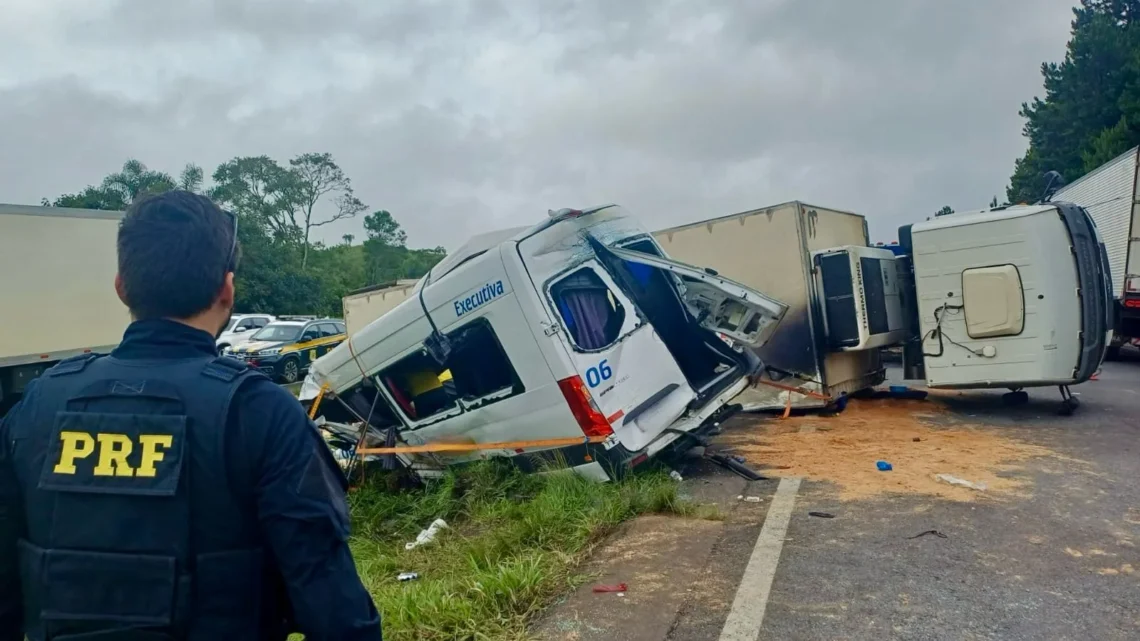 Seis pessoas morrem após caminhão tombar sobre van no Paraná; vítimas são identificadas
