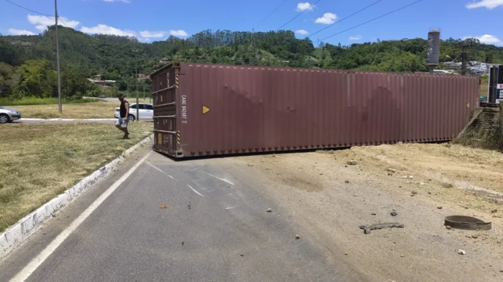 Caminhão tomba e interdita parcialmente a BR-470 em Ibirama