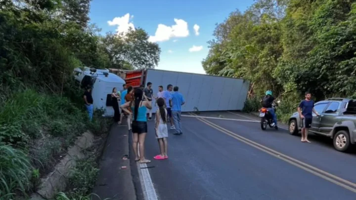 Caminhão tomba e interdita totalmente a SC-157 no Oeste
