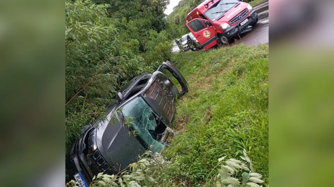 Capotamento na BR-153 deixa dois jovens feridos em SC