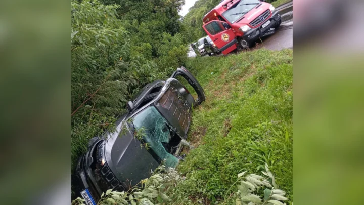 Capotamento na BR-153 deixa dois jovens feridos em SC