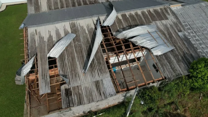 Chuva intensa causa destelhamentos e queda de galhos em cidade de SC; veja imagens