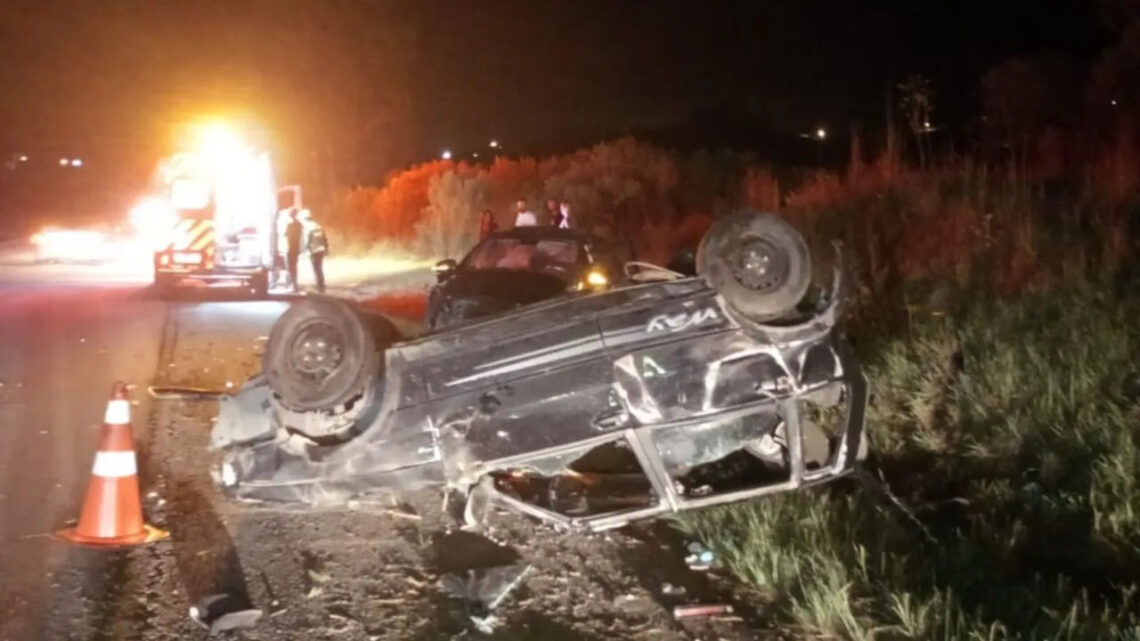 Colisão seguida de capotamento deixa dois feridos na BR-282 em Bom Retiro