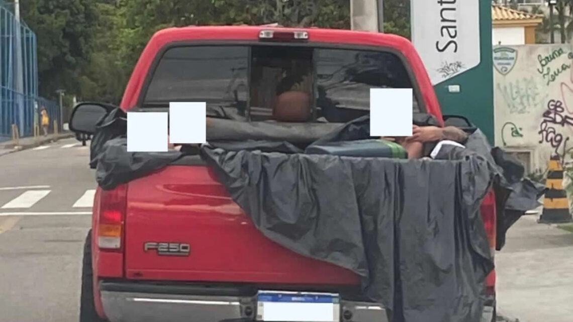 Condutor é flagrado transportando passageiros em piscina improvisada na caçamba de picape em Florianópolis
