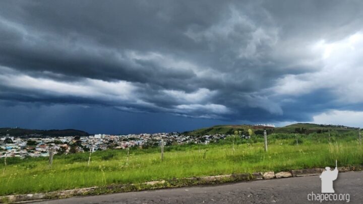 Calorão, temporais e risco de ciclone: tempo muda em Santa Catarina