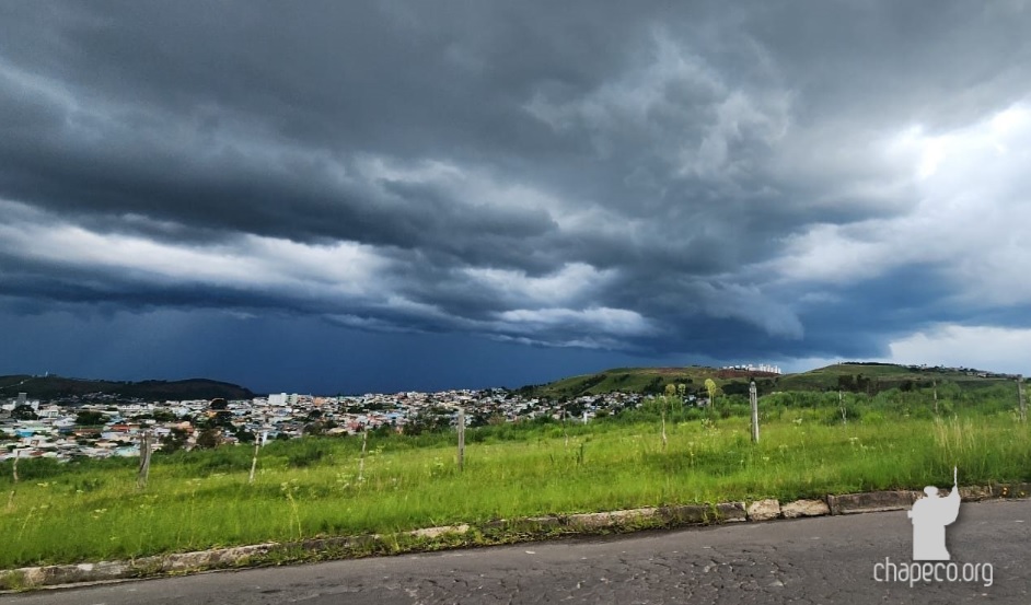 Calorão, temporais e risco de ciclone: tempo muda em Santa Catarina
