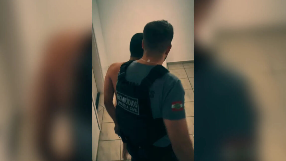 Ex-companheiro é preso após invadir residência e tentar matar casal com chave de fenda em SC