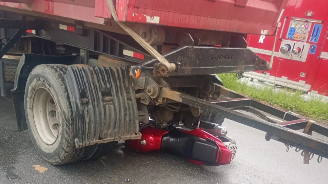 Homem morre após ficar ‘debaixo’ de caminhão em grave acidente em SC