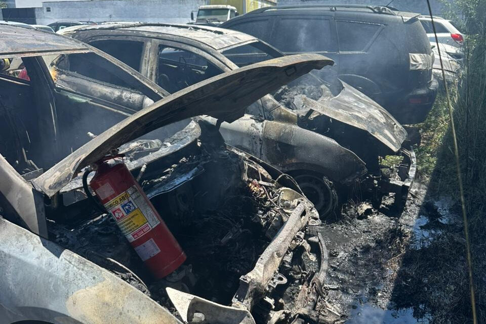 Incêndio atinge veículos em pátio e mobiliza bombeiros em SC