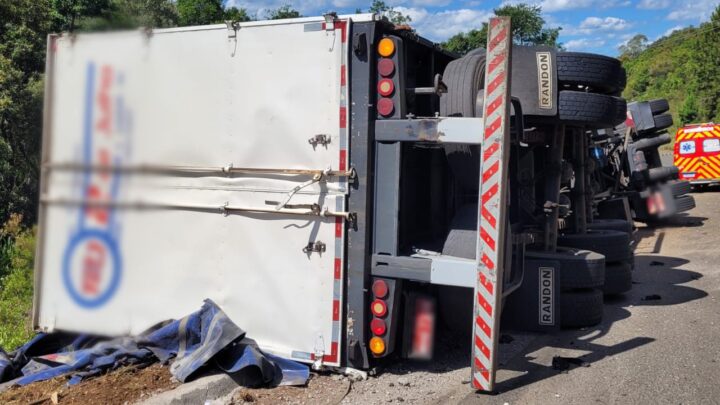 Acidente com carreta deixa duas pessoas mortas na SC-135 em Matos Costa