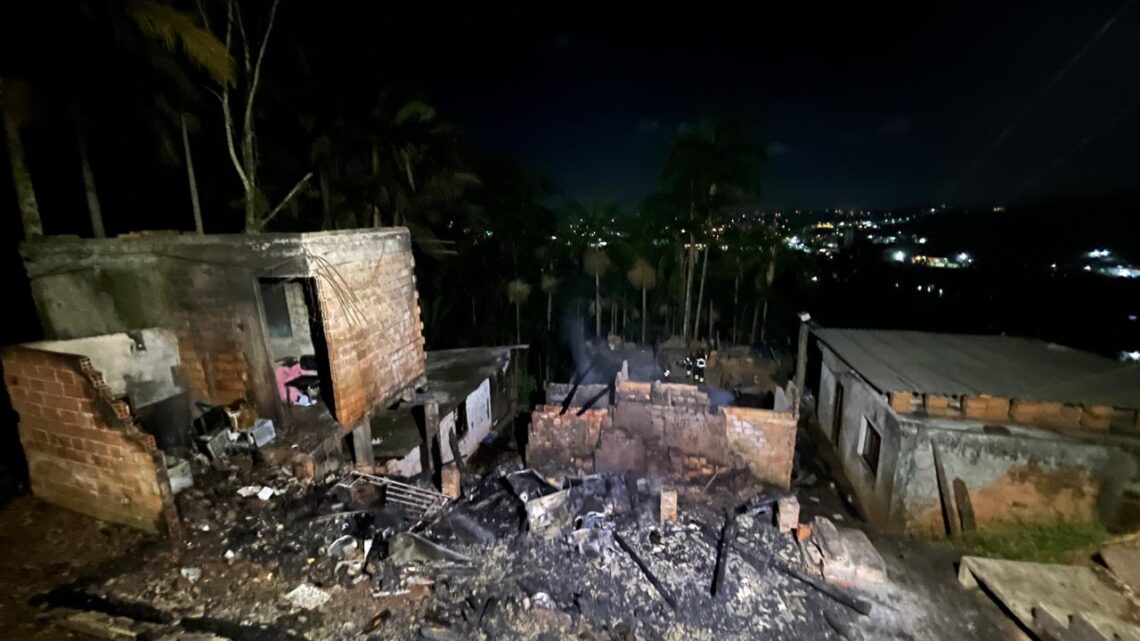 Incêndio destrói duas casas e mobiliza bombeiros durante a madrugada em SC