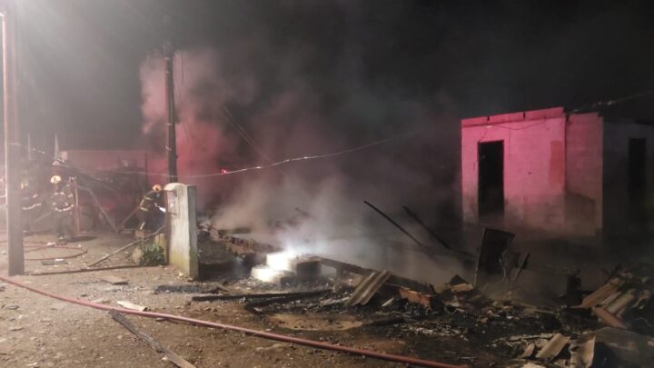 Incêndio em residência deixa três mortos durante a madrugada em Painel