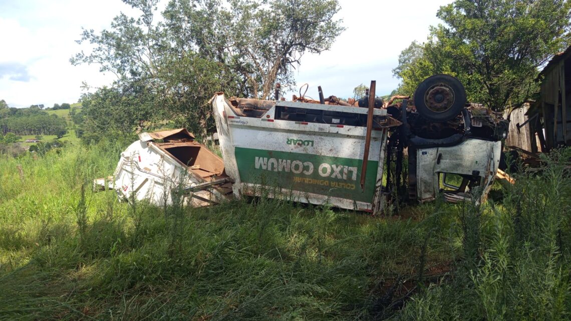 Caminhão de coleta de lixo sai da pista e capota na SC-161 em Romelândia; veja as imagens