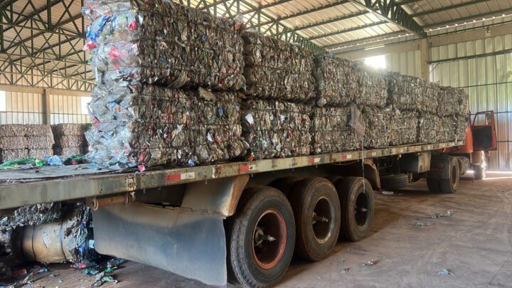 PF apreende caminhão com 35 toneladas de sucata contrabandeada