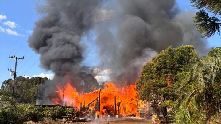 Incêndio de grandes proporções destrói edificação mista no interior de Videira