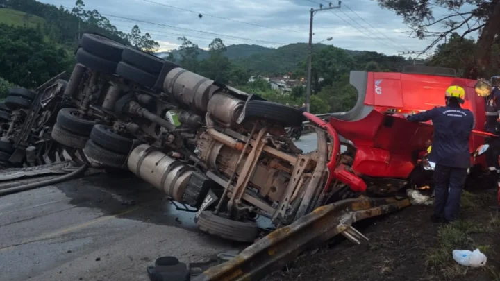 Colisão entre caminhões termina com motorista morto após veículos tombarem na BR-282