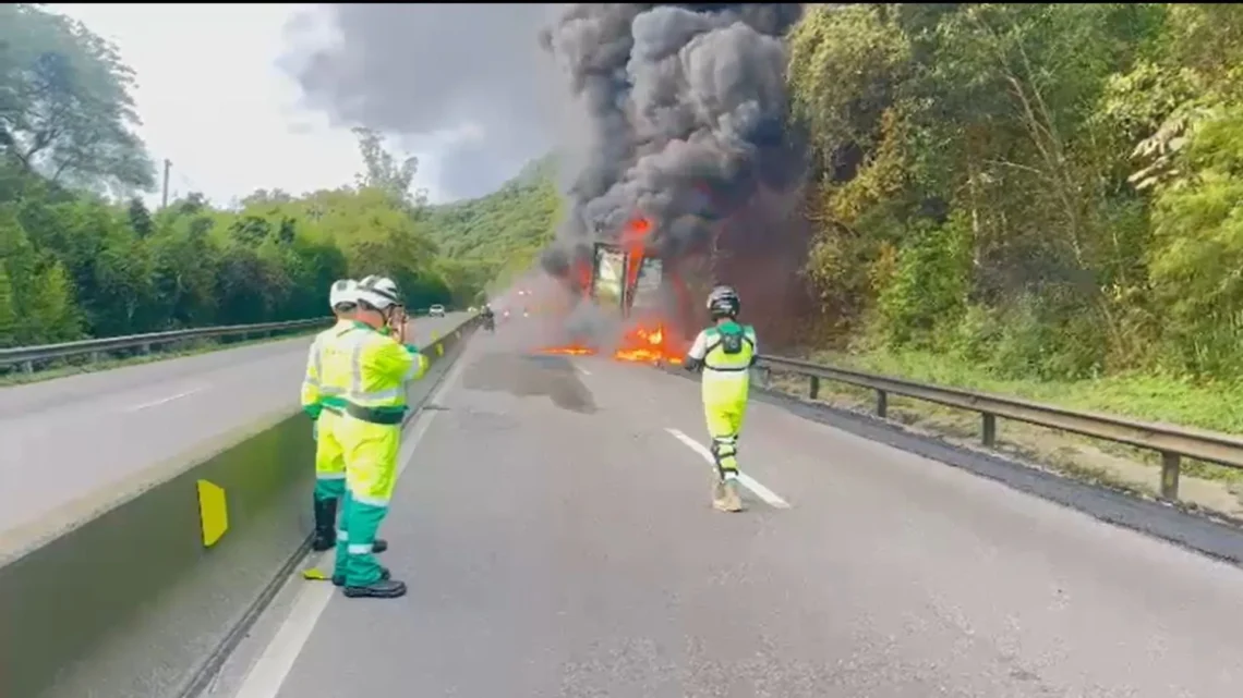 Incêndio em caminhão interdita BR-101 em Palhoça