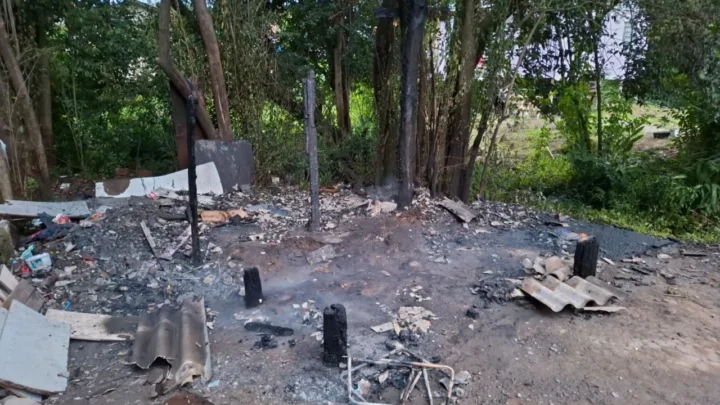 Incêndio destrói edificação de madeira em Lages