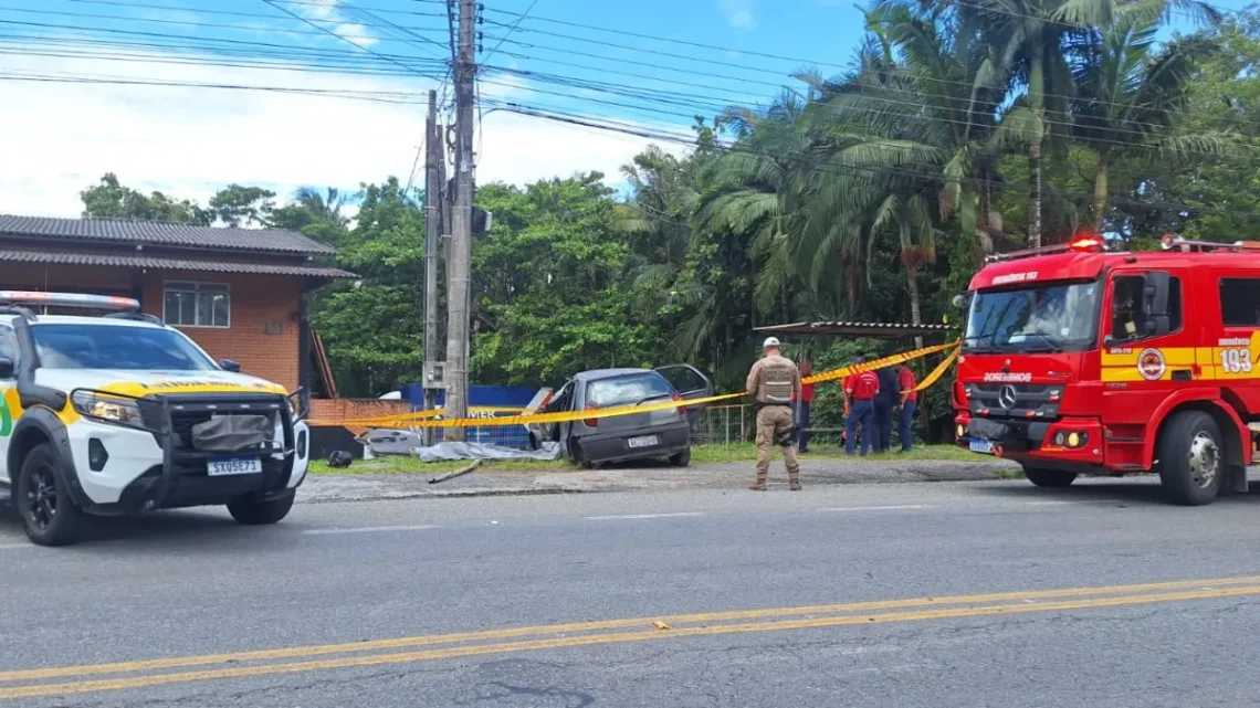Jovem morre após saída de pista e colisão contra poste na SC-108