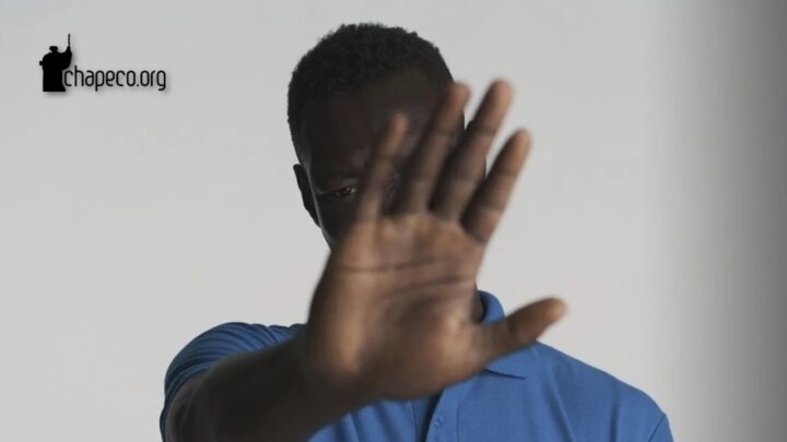 Mulher é presa por racismo após ofender coletores de lixo em SC