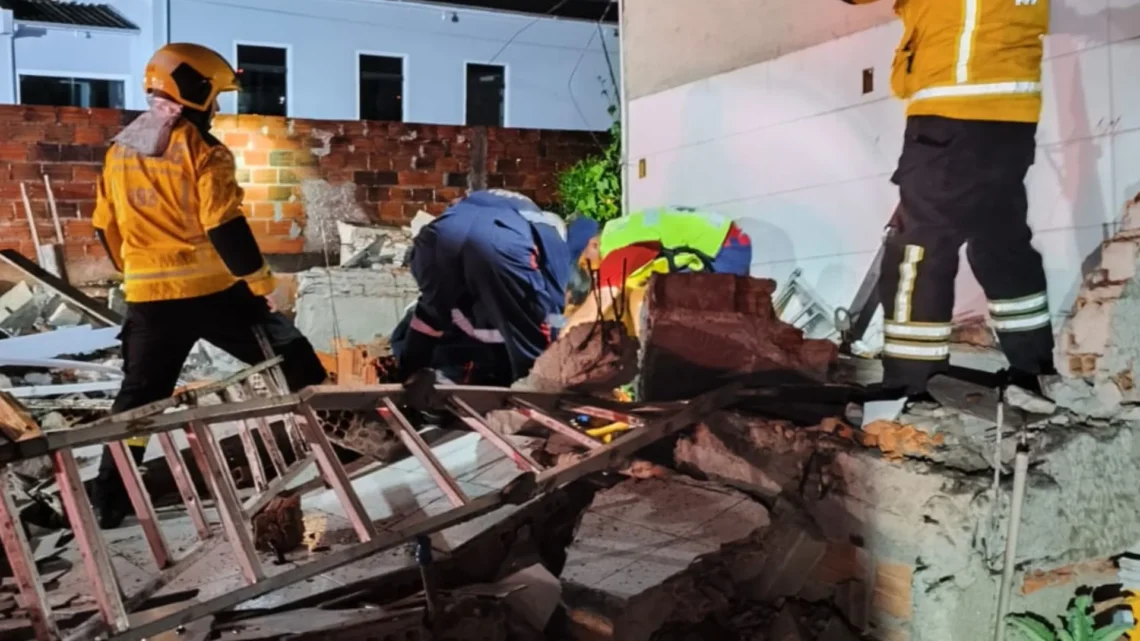 Homem é socorrido após ser atingido por desabamento de parede em SC