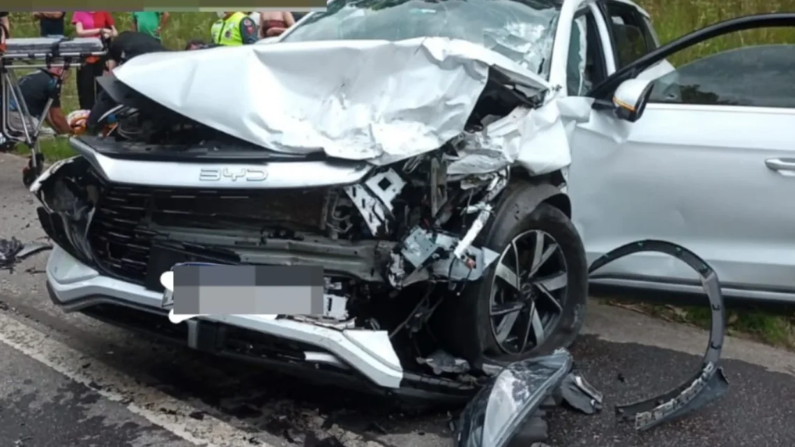 Quatro pessoas ficam feridas em acidente entre carros e moto na BR-282