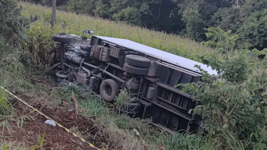 Motorista morre em acidente entre carro e caminhão no Oeste de SC