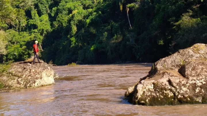 Correnteza forte e mata fechada dificultam buscas por menina desaparecida no rio Chapecozinho