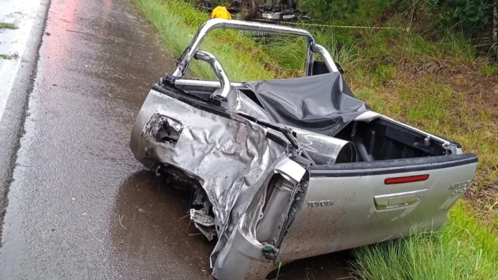 Caminhonete perde a caçamba após sair da pista e colidir contra árvore na BR-282 em SC