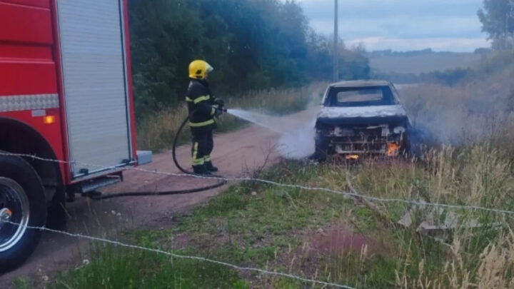 Criminosos invadem casa, rendem família e incendeiam veículo roubado na Serra
