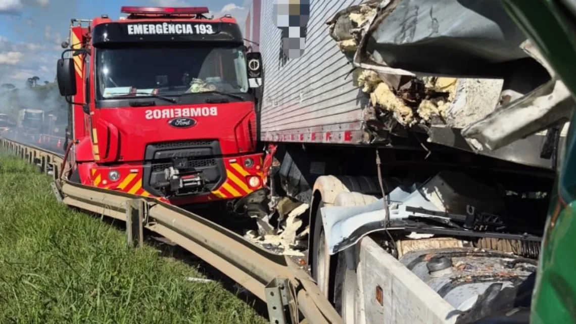 Caminhão dos Bombeiros é atingido durante ocorrência na BR-116