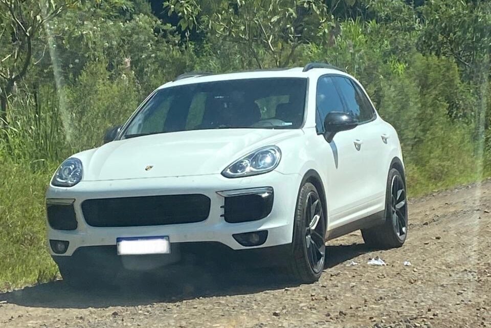 Polícia Militar recupera Porsche furtada e prende três suspeitos do crime