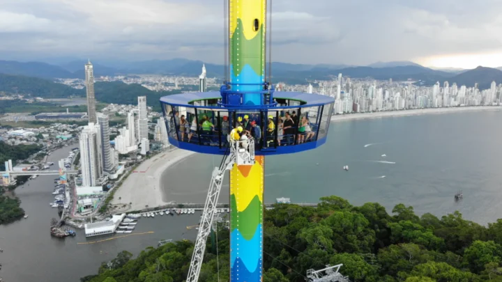 Turistas ficam presos em torre de Balneário Camboriú após falha