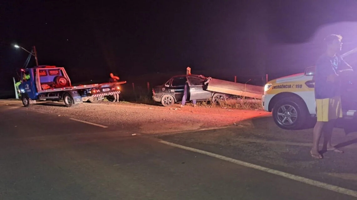 Veículo colide contra ponto de ônibus na SC-390 em Capão Alto