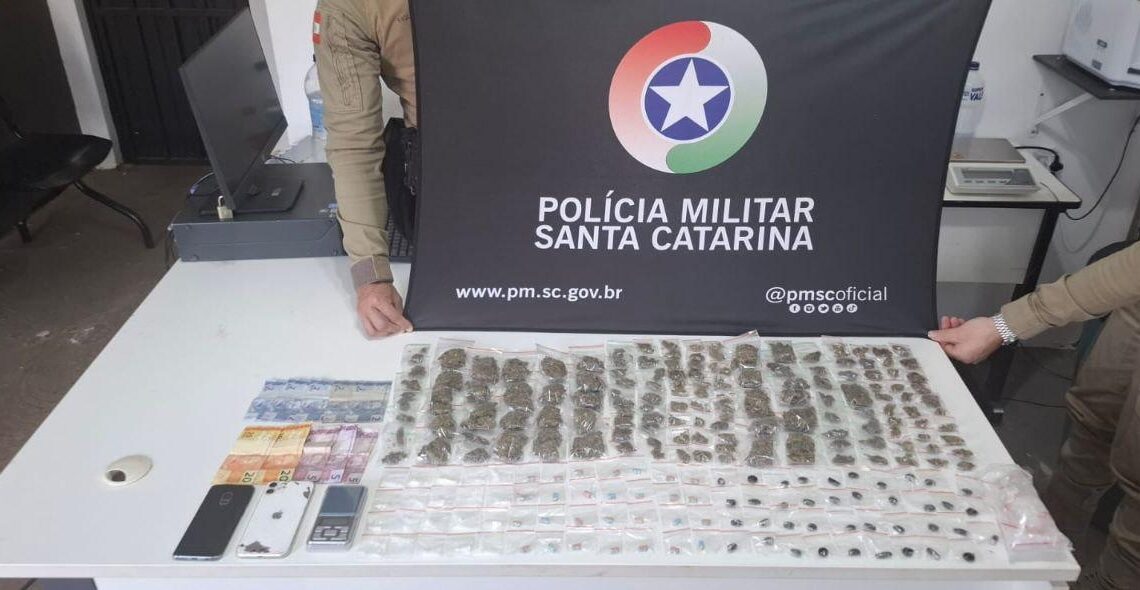 Invasão de casa leva polícia a encontrar drogas e ecstasy em Chapecó