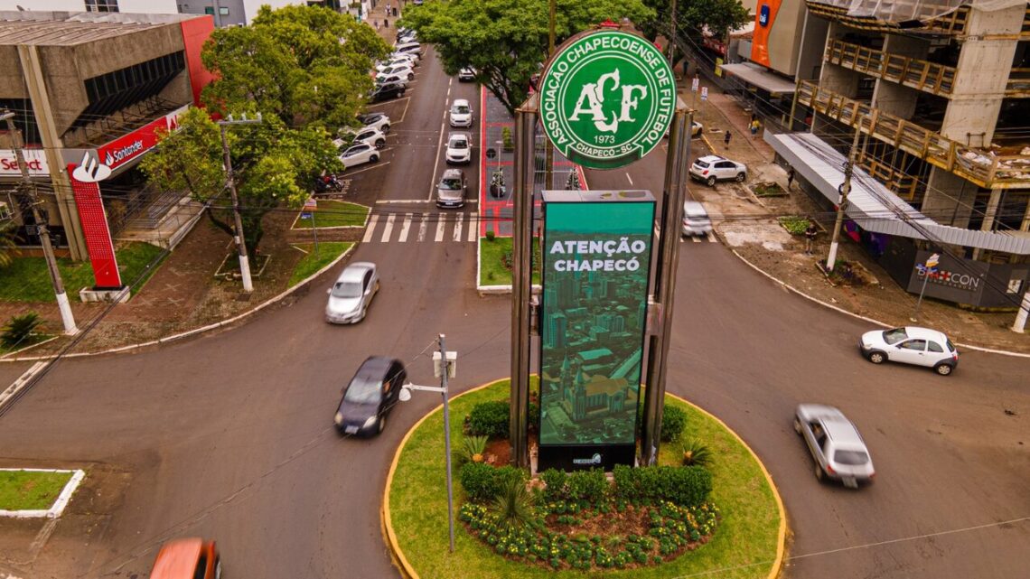 Chapecó amplia comunicação urbana com novos painéis de LED e totens digitais