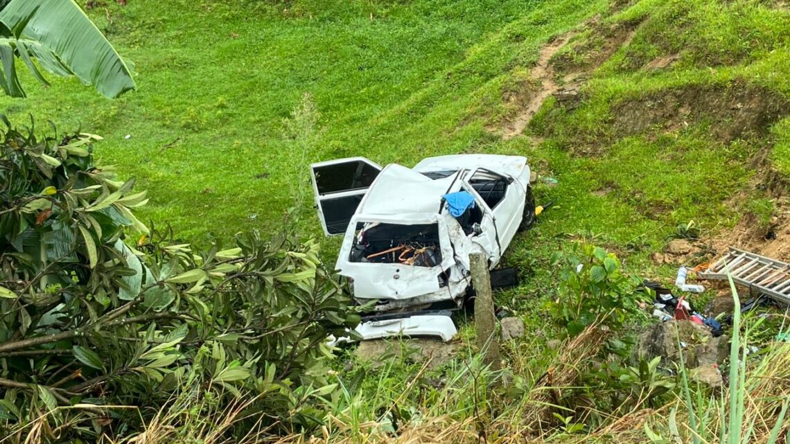 Carro sai da pista e cai em ribanceira na SC-350 em Ituporanga
