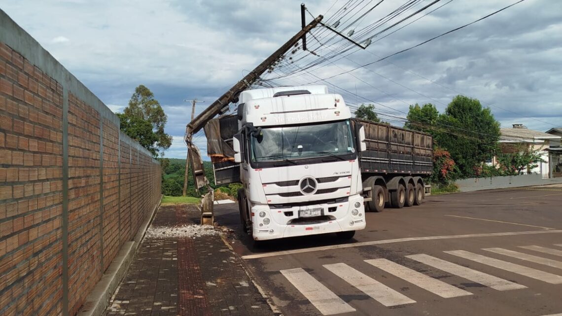 Caminhão colide com poste e mobiliza bombeiros em Abelardo Luz