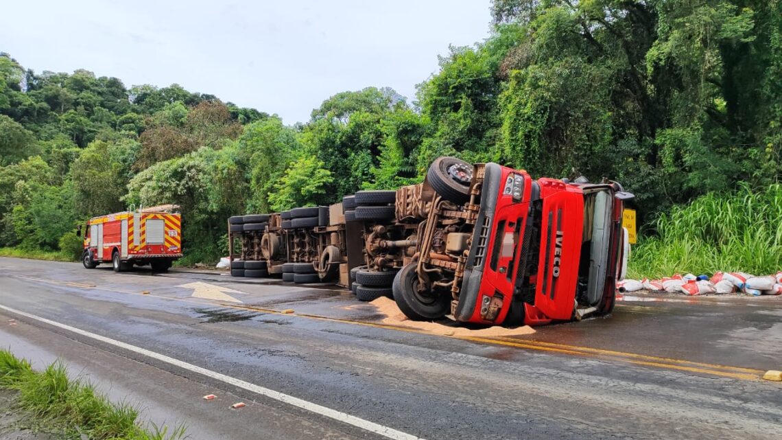 Tombamento de carreta bitrem é registrado na SC-157 entre Coronel Freitas e Quilombo