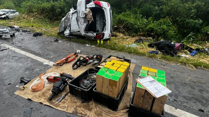 Colisão entre caminhão e carros deixa um morto e vítima grave na BR-470 em Apiúna; veja o vídeo