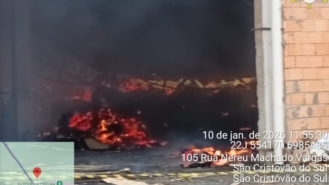 Incêndio de grandes proporções destrói madeireira em São Cristóvão do Sul