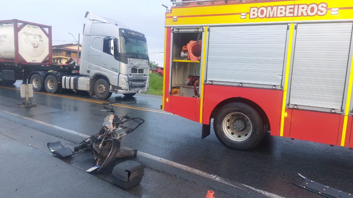 Motociclista morre após colisão com carreta na BR-470 em Blumenau