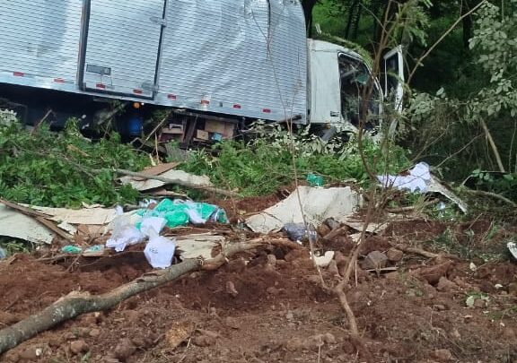 Caminhão despenca em ribanceira e deixa dois feridos após saída de pista na SC-305