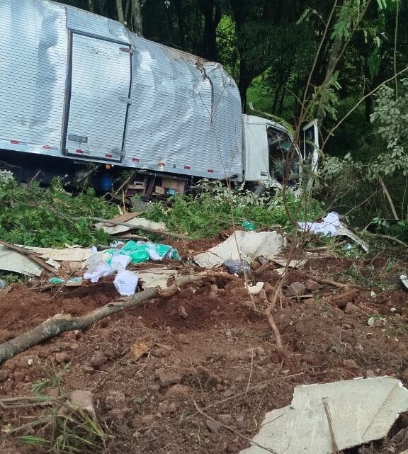Caminhão despenca em ribanceira e deixa dois feridos após saída de pista na SC-305