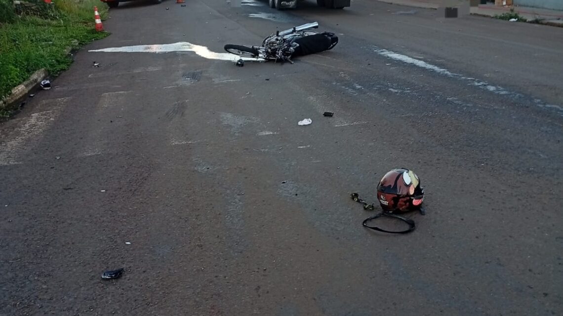 Motociclista sofre múltiplas fraturas, entra em parada cardíaca e morre após colisão com caminhão em Campo Erê