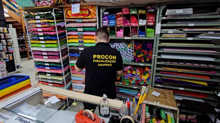 Procon de Chapecó divulga pesquisa de preço dos materiais escolares; veja o vídeo
