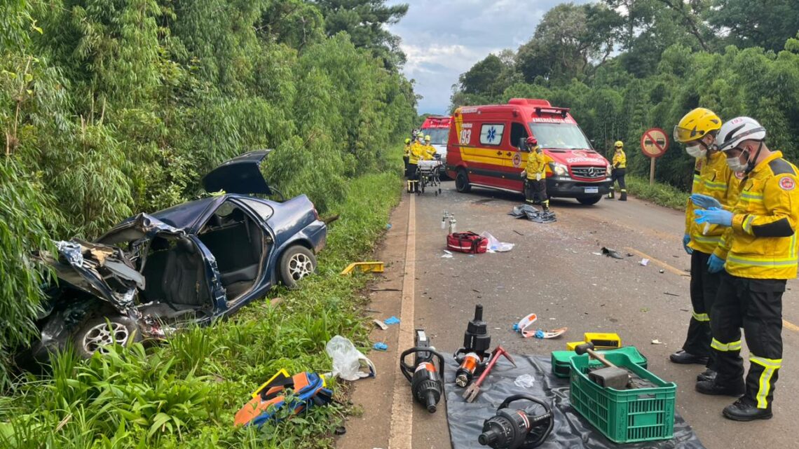 Mulher e duas crianças morrem em grave acidente entre carro e caminhão no Oeste de SC; veja o vídeo