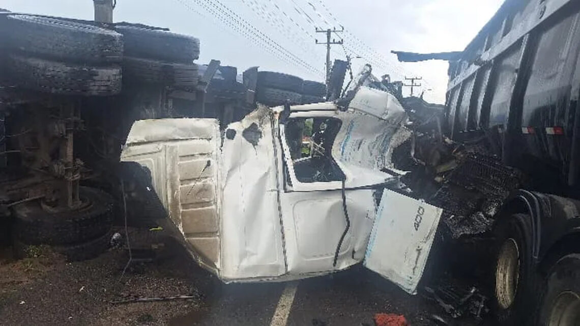 Acidente entre carretas deixa duas pessoas em estado grave na SC-443