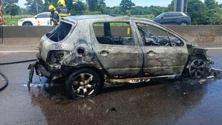 Incêndio após colisão envolvendo quatro veículos mobiliza equipes na BR-101 em Itajaí