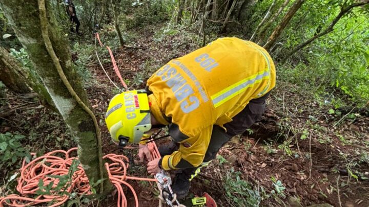 Bombeiros auxiliam na retirada de corpo em área de difícil acesso no extremo oeste